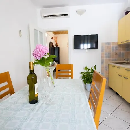 Apartmani Vranjes Podgora Exterior photo